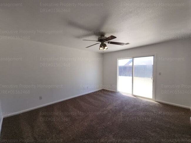 Building Photo - 5 bedrooms/ 2 baths Location Olive Dr/ Old...