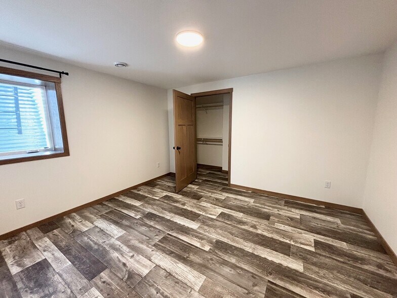 Building Photo - 575 Main St W