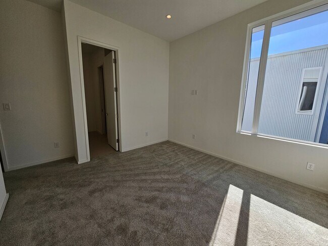 Building Photo - Minutes from Downtown, Uptown, Henderson, ...