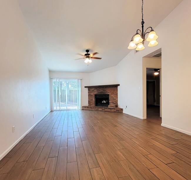 Building Photo - Spacious 3 bedroom duplex for rent in NE T...