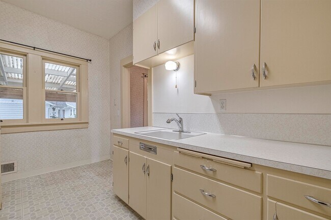 Building Photo - Charming bungalow