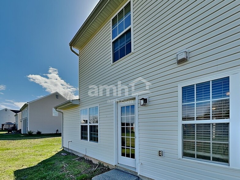 Building Photo - 1041 Vanguard Dr