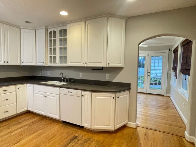 Building Photo - MOVE-IN READY! Quiet Neighborhood near Sho...