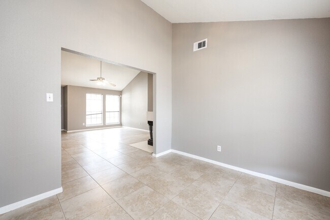 Building Photo - 2306 Old Oak Ln