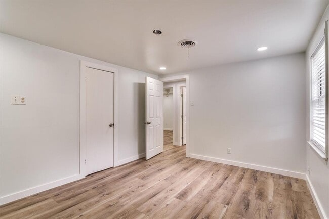 Building Photo - 1405 E Main St