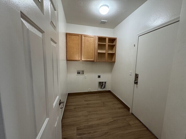 Building Photo - Gilbert Four Bedroom