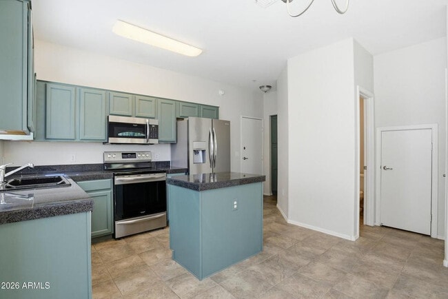 Building Photo - 2250 E Deer Valley Dr