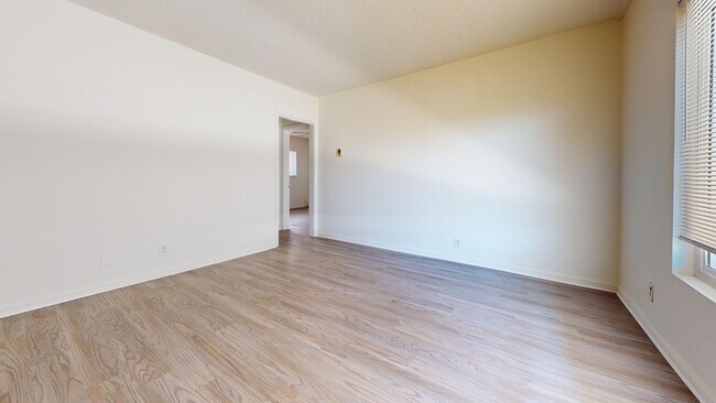 Building Photo - 1835 Pine Ave