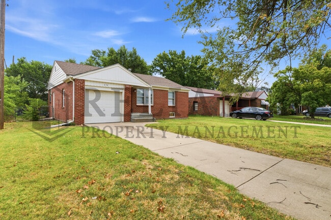 Building Photo - 374 N Hillcrest St