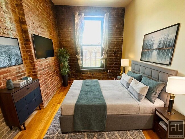Building Photo - Enormous Floor Through 3 Bed/1.5 Bath in C...