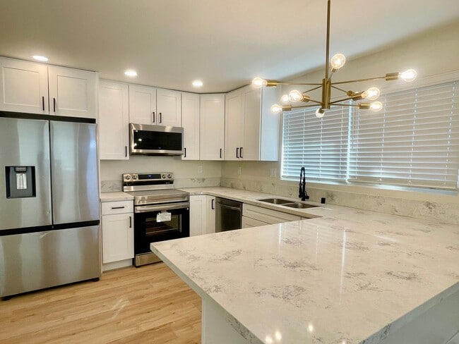 Building Photo - 8862 Golf Dr