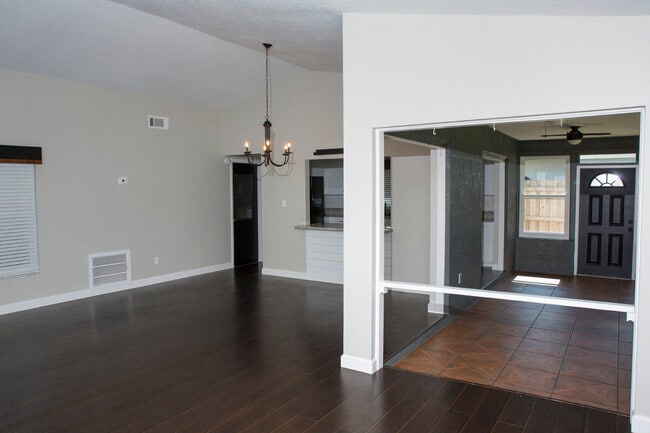 Building Photo - 1931 Tarpon Ct