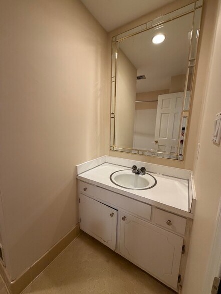Building Photo - 5606 Bledsoe Dr