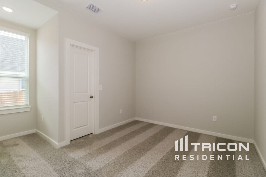 Building Photo - 441 Raglands Rd