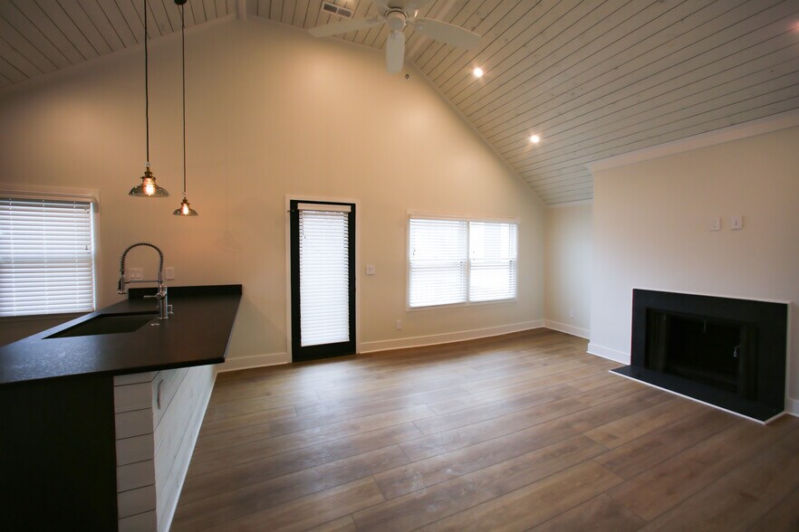 Building Photo - 249 E Blenkner St