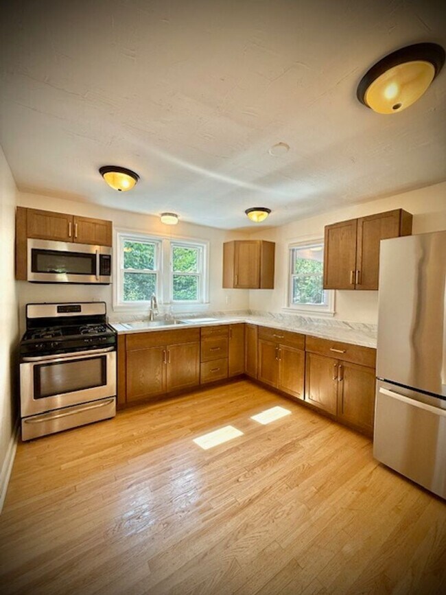 Building Photo - Updated, spacious 1 bedroom 1 bath located...