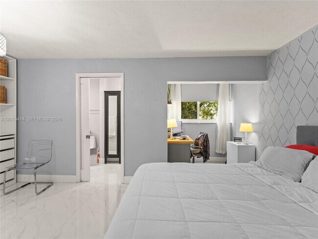 Building Photo - 9133 Fontainebleau Blvd