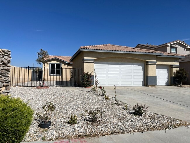 Building Photo - 3 bedroom 2 bath home with large yard avai...