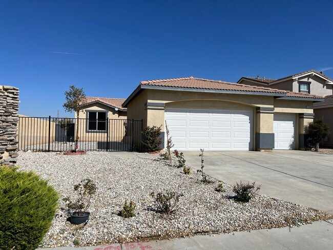 Building Photo - 3 bedroom 2 bath home with large yard available in Adelanto!