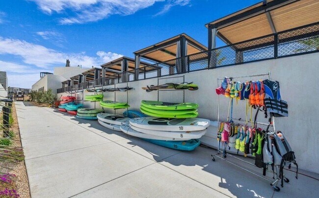 Building Photo - 3 Bedroom Condo in Desert Color with Flexible 6-12 Month Lease