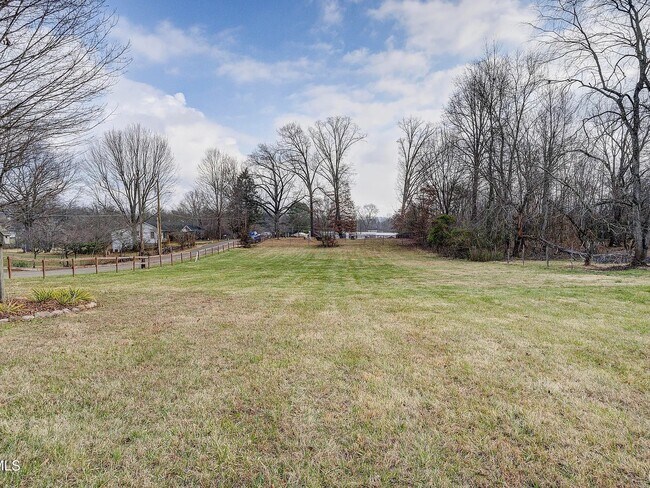 Building Photo - 2 Bed, 1 Bath, .77 Acres - House