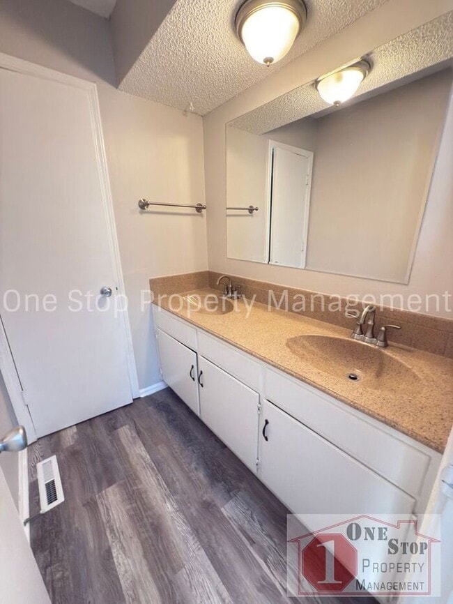 Building Photo - Beautiful 3 Bedroom 2 Bathroom Home in Blu...