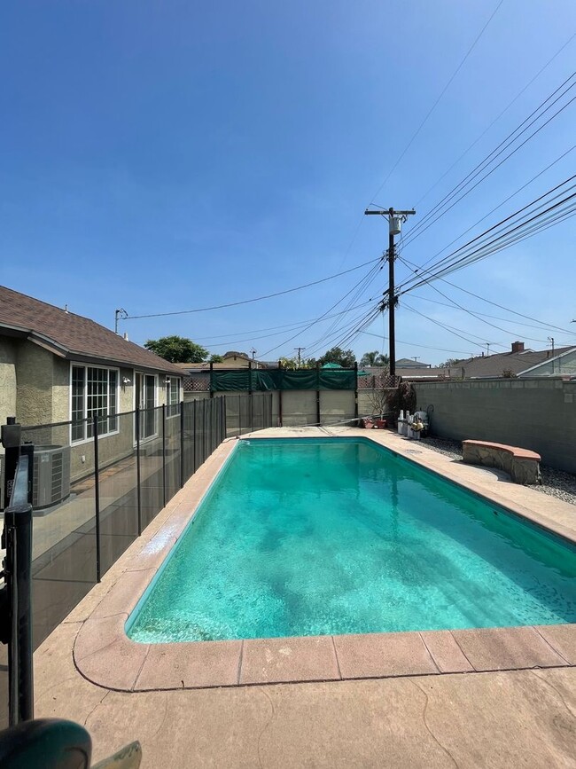 Building Photo - Charming 3 bedroom pool home