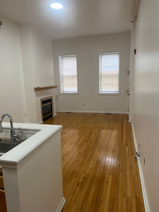 Building Photo - Bright Old City Loft