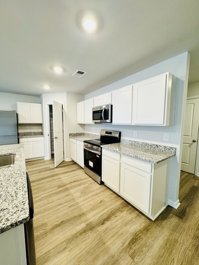 Building Photo - 1024 Kinness Dr