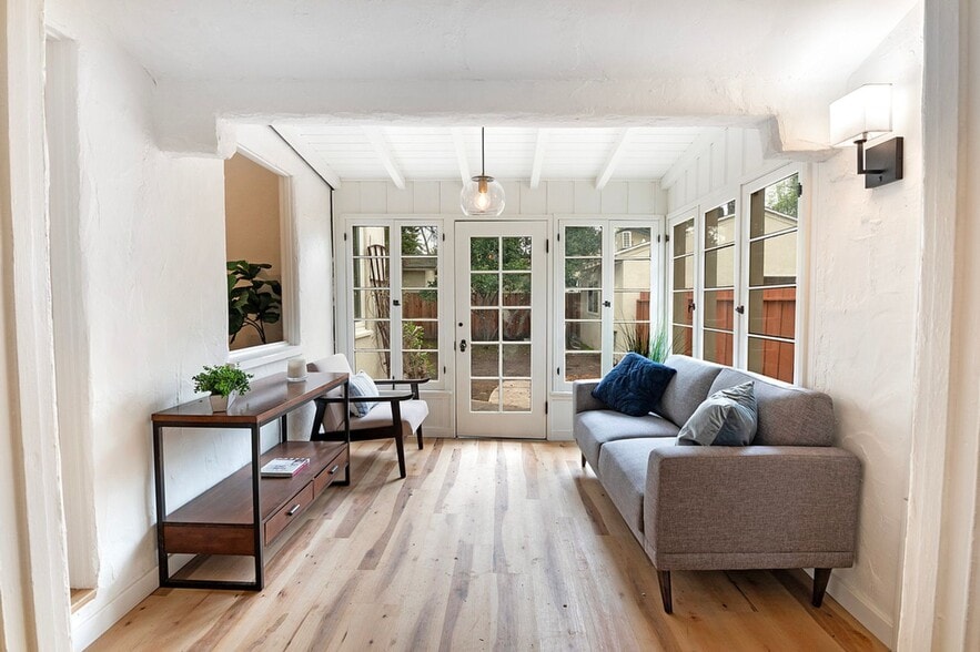 Building Photo - 15944 Hart St