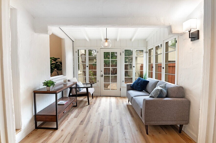 Building Photo - 15946 Hart St