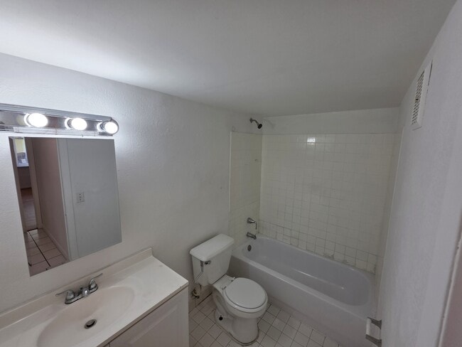 Building Photo - 104 Miami Gardens Dr
