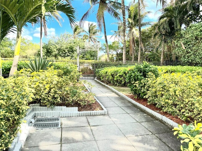 Building Photo - 1621 Collins Ave