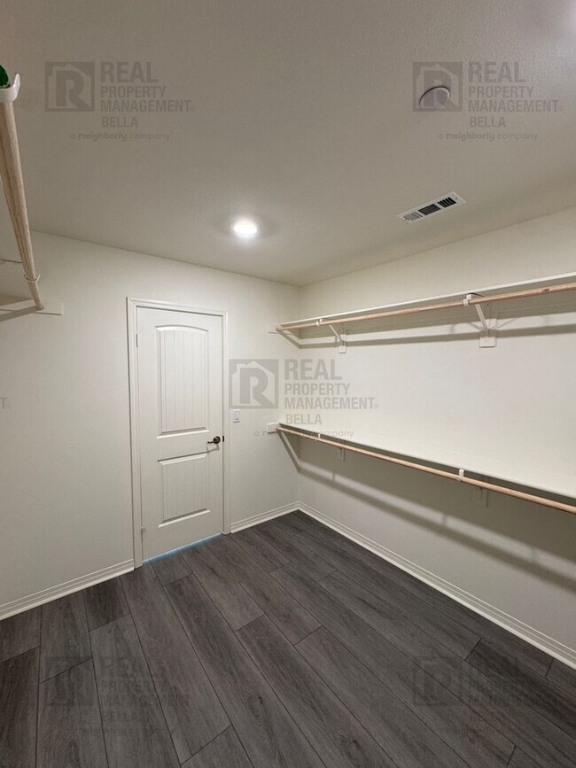Building Photo - Cul-De-Sac Home in Heritage Lake Featuring Downstairs Bedroom & Bath + Loft