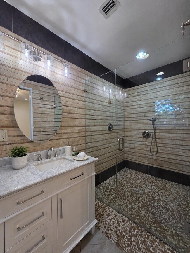 Building Photo - 2016-2018 NE 14th Ct