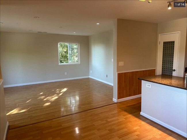 Building Photo - 165 Shaniko Common