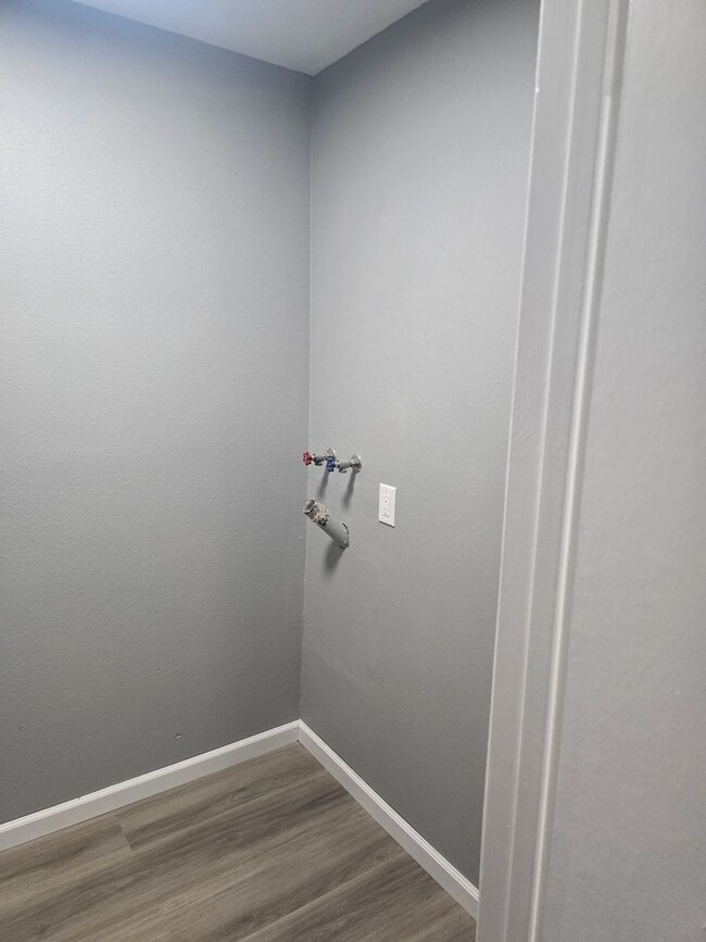 Building Photo - Large 1 Bed 1 Bath Condo