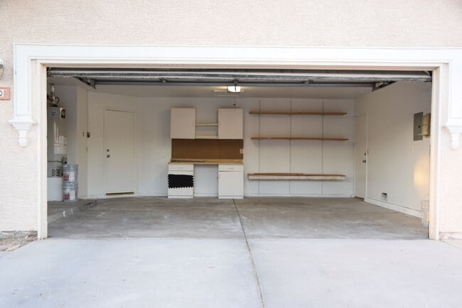 Building Photo - SE - SINGLE STORY 3 BEDROOM, FULLY UPGRADED HOME IN GATED COMMUNITY