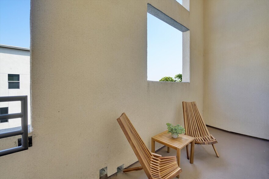 Building Photo - 1512 W Artesia Sq