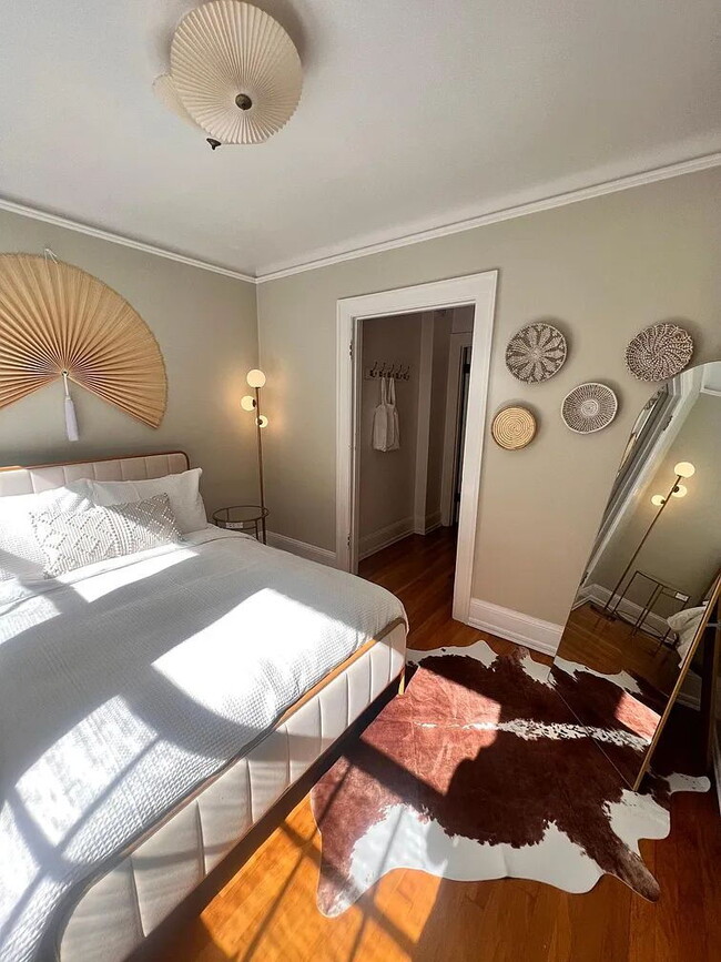 Building Photo - "Charming 1-Bedroom Retreat in the Heart of Seattle's Bustling Capitol Hill!"