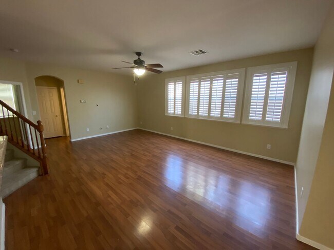 Building Photo - Beautiful 6 bed/3 bath home located in the SW area of Las Vegas