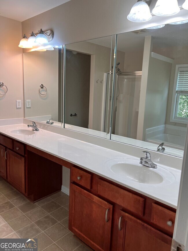 Building Photo - 5975 Bentley Way