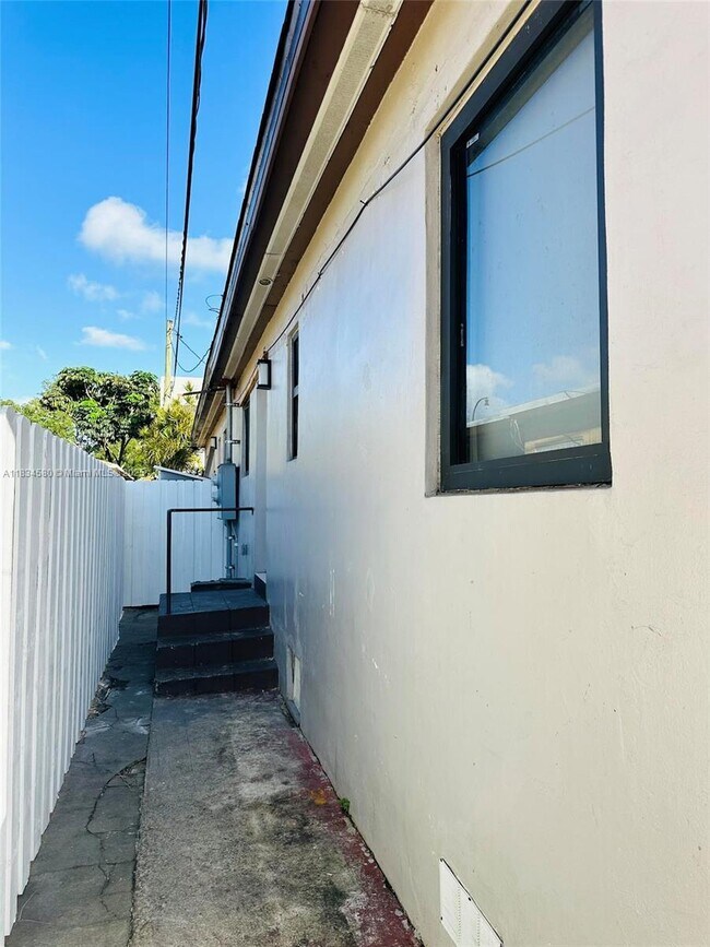 Building Photo - 1602 Palm Ave
