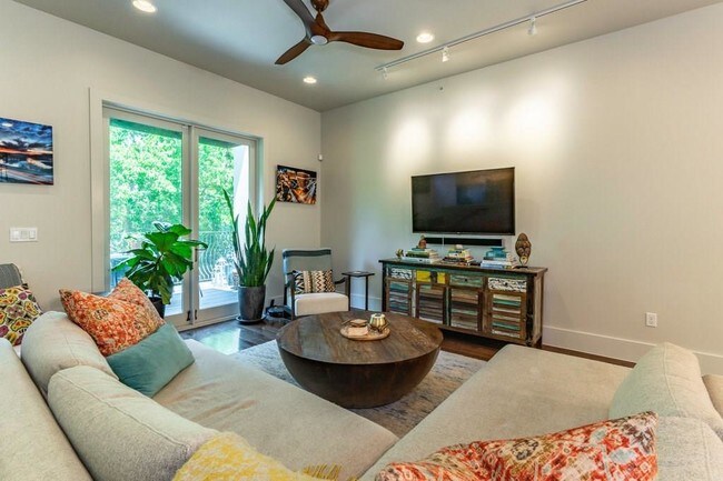 Building Photo - 206 E Live Oak St