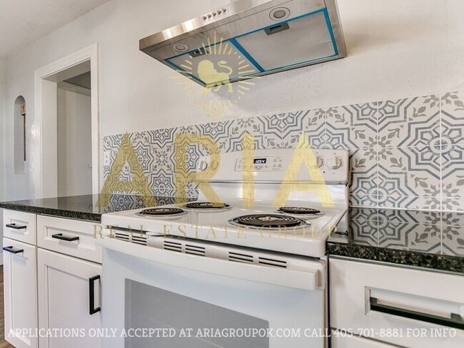 Building Photo - *AVAILABLE NOW!!* 2 Bed/2 Bath Duplex Supe...