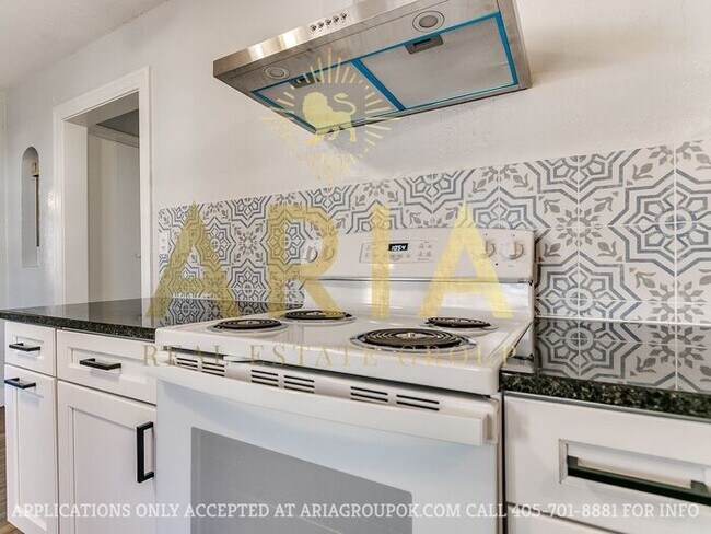 Building Photo - COMING SOON! 2 Bed/2 Bath Duplex Super Clo...