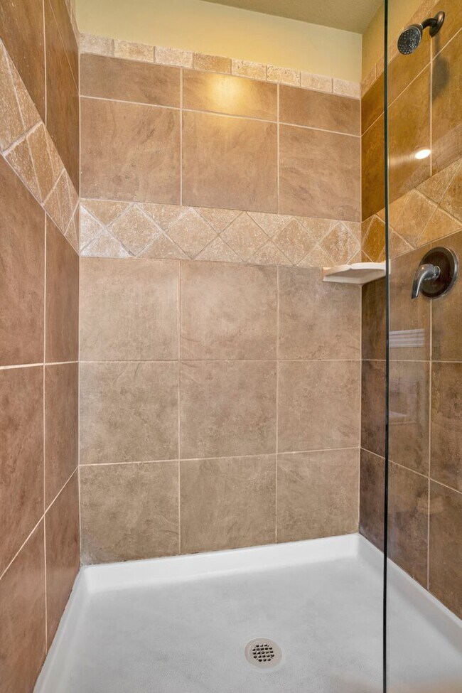 Building Photo - Stunning 4 Bed 2 Bath Home close to Elm Springs Walmart!