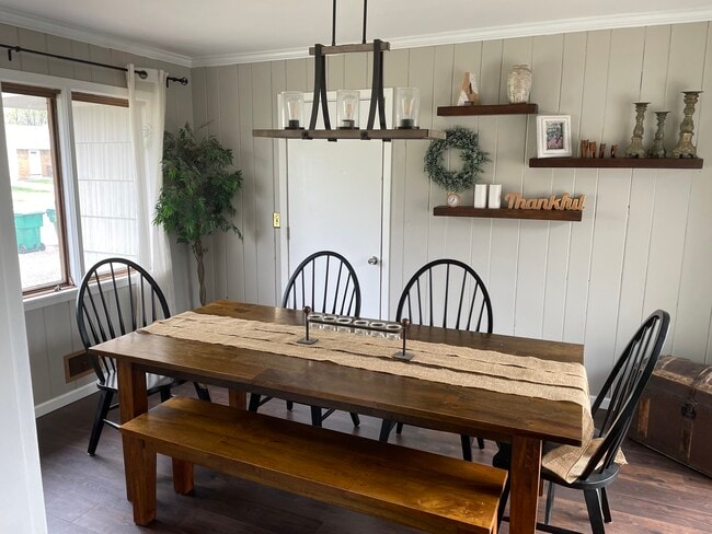 Building Photo - 2505 Zinran Ave S