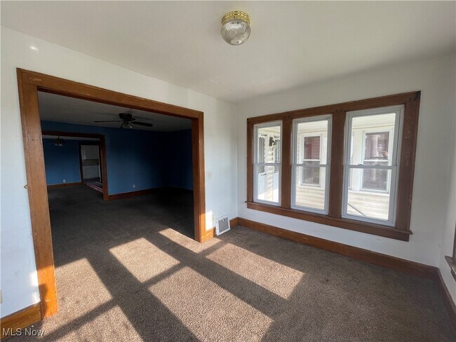 Building Photo - 301 Roslyn Ave NW