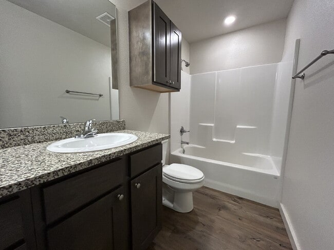 Building Photo - Beautiful Duplex Close to New Local Amenities